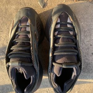 Women’s Size 4 Yeezy Boost sneaker
